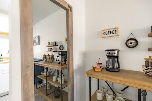 Walk to FSU | 2 King Beds, Pool, Prkng, fast WiFi