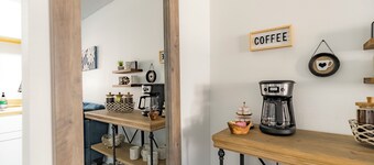 Walk to FSU | 2 King Beds, Pool, Prkng, fast WiFi