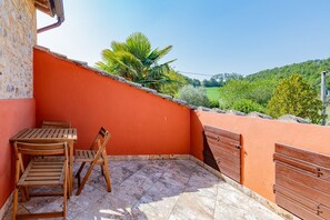 Outdoor dining - GuestHost - Torre- Chiarne Lovely Flat with Panoramic Terrace! (Asciano)