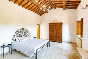 2 bedrooms, iron/ironing board, internet