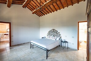 2 bedrooms, iron/ironing board, Internet