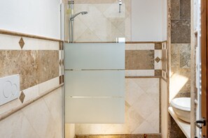 Een douche, een haardroger, een bidet