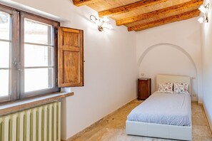 2 bedrooms, iron/ironing board, internet