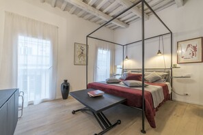 2 bedrooms - GuestHost - Exclusive loft located on the fourth and fifth floor of an ancient and characteristic building without a lift.In 75 square meters it comfortably accommodates 4 people with two bedroomsBreathtaking terrace overlooking the cityA few steps from  (Roma)