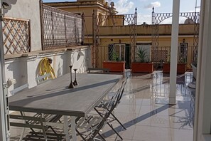 Outdoor dining - GuestHost - Exclusive loft located on the fourth and fifth floor of an ancient and characteristic building without a lift.In 75 square meters it comfortably accommodates 4 people with two bedroomsBreathtaking terrace overlooking the cityA few steps from  (Roma)