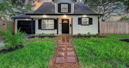 4BR Spacious Home w/ Hot Tub & BackYard! Downtown
