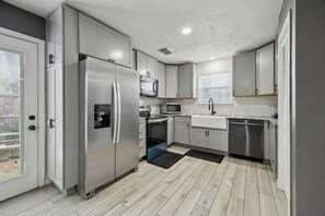 Kühlschrank, Mikrowelle, Ofen, Herdplatte