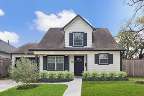 Exterior - Modern Houston Retreat • 4BR • Near Toyota Center w Hot tub. (Houston)