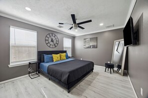 4 bedrooms, iron/ironing board, WiFi - Modern Houston Retreat • 4BR • Near Toyota Center w Hot tub. (Houston)