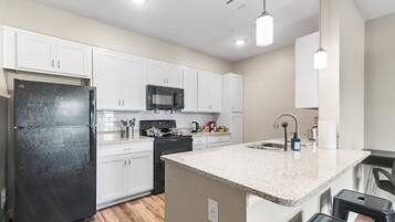 Kjøleskap, mikrobølgeovn, ovn og kokeplater