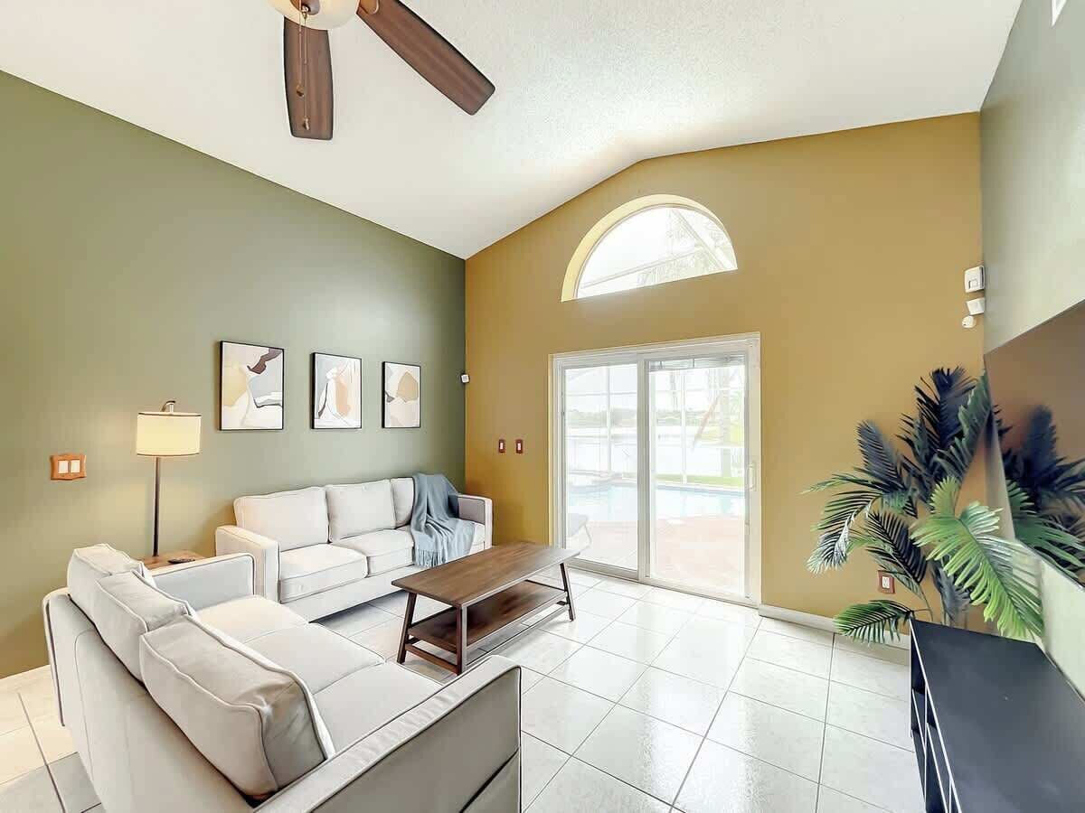 Televisión y oficina 