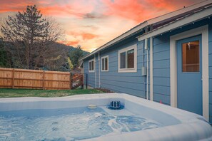 Outdoor spa tub - Downtown Leavenworth - Walk to Town, Hot Tub, Family Friendly, Expansive Lawn! (Leavenworth)