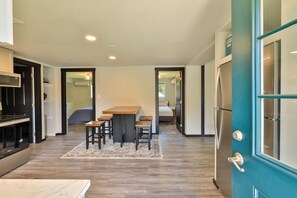 3 bedrooms, travel cot, WiFi, bed sheets - Downtown Leavenworth - Walk to Town, Hot Tub, Family Friendly, Expansive Lawn! (Leavenworth)