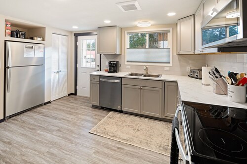 Downtown Leavenworth - Walk to Town, Hot Tub, Family Friendly, Expansive Lawn!