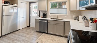 Downtown Leavenworth - Walk to Town, Hot Tub, Family Friendly, Expansive Lawn!