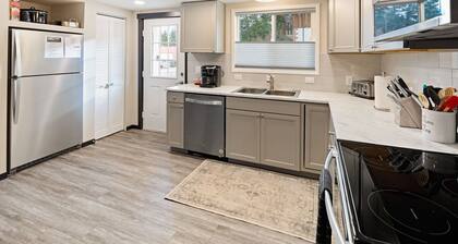 Downtown Leavenworth - Walk to Town, Hot Tub, Family Friendly, Expansive Lawn!