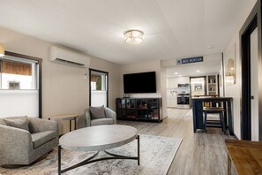 Smart TV - Downtown Leavenworth - Walk to Town, Hot Tub, Family Friendly, Expansive Lawn! (Leavenworth)