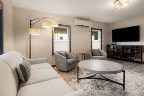 Smart TV - Downtown Leavenworth - Walk to Town, Hot Tub, Family Friendly, Expansive Lawn! (Leavenworth)