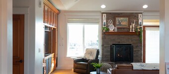 Cozy 12-Person Retreat w/Hot Tub, Near Portland