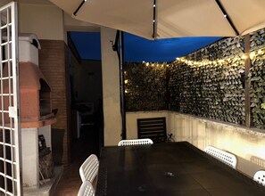 Outdoor dining - Angels Suites, in la Città Eterna (Roma)