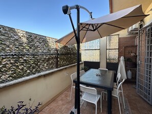 Outdoor dining - Angels Suites, in la Città Eterna (Roma)