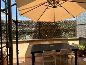 Outdoor dining - Angels Suites, in la Città Eterna (Roma)