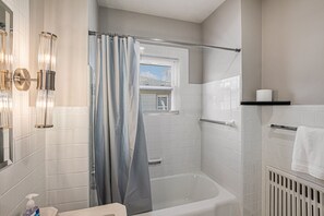 Towels - Charming Victorian Home Near Downtown & Trails (Big Rapids)