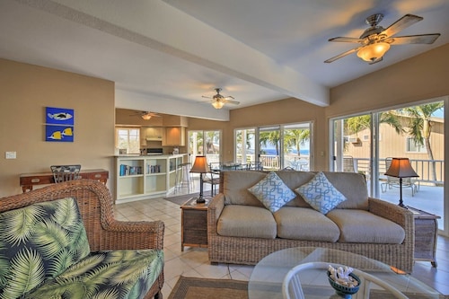 Walk to White Sands Beach Ocean view 2 Bedroom with pool