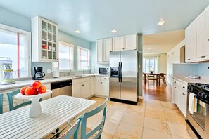 Fridge, microwave, oven, stovetop - Great Beach House/ Parking/Walk to Shores (La Jolla)