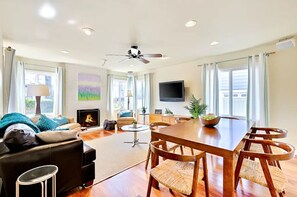 Smart-TV, Kamin, Bücher