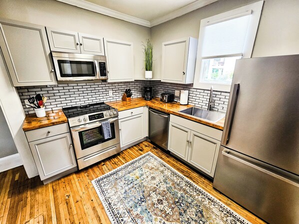 Kühlschrank, Mikrowelle, Ofen, Geschirrspüler