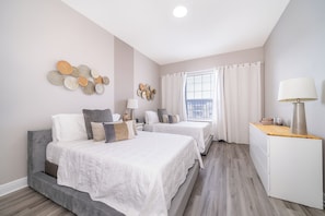 4 habitaciones, tabla de planchar con plancha, wifi y ropa de cama