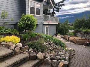 Property grounds - Private garden suite (Salmon Arm)