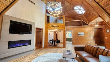 TV connectée, cheminée, jeux vidéo, baby-foot