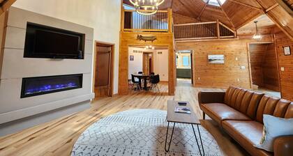 Geodome home hot tub dog friendly Rockford