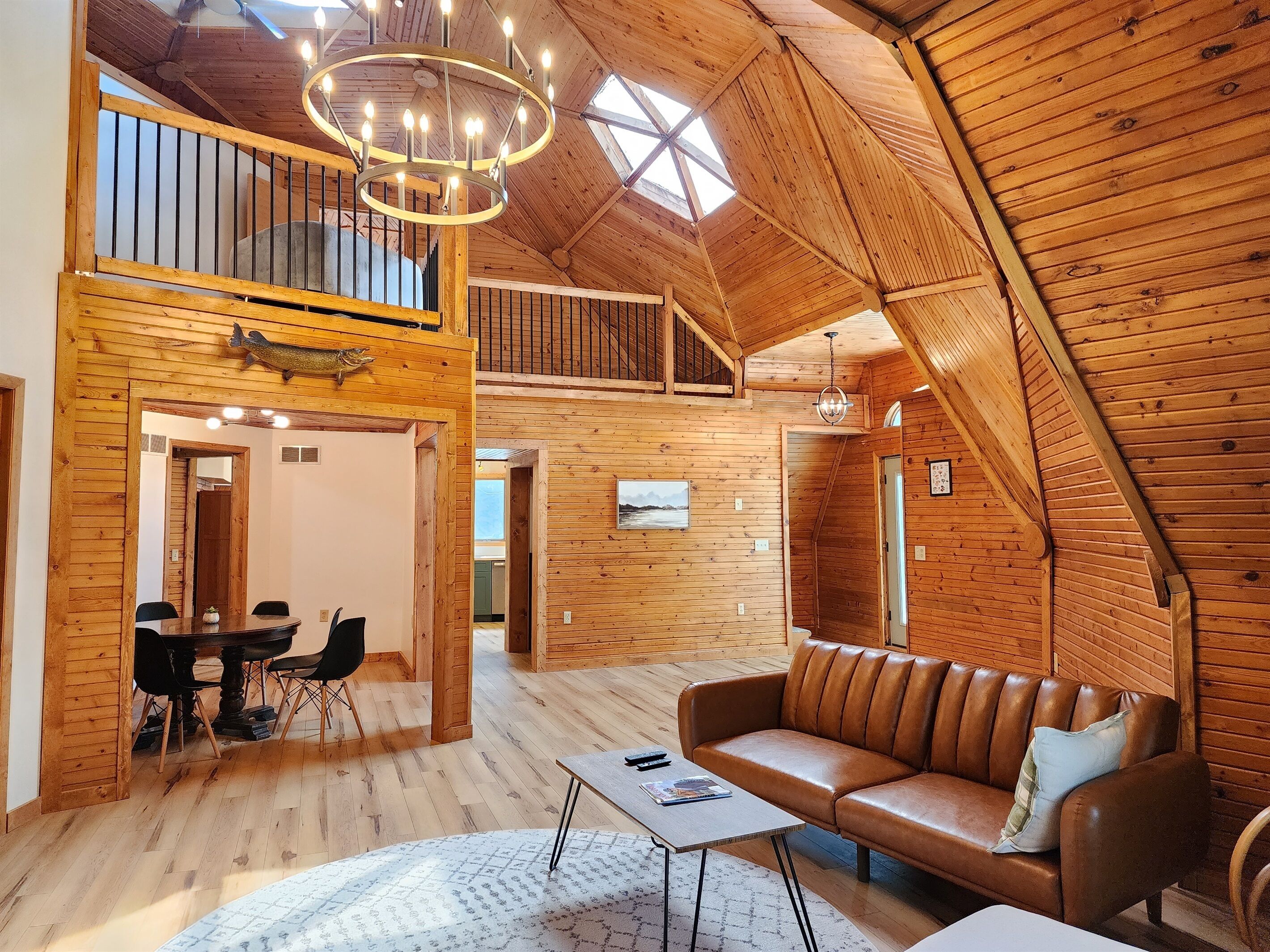 TV connectée, cheminée, jeux vidéo, baby-foot