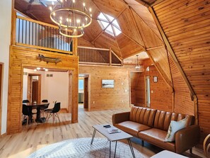 TV connectée, cheminée, jeux vidéo, baby-foot