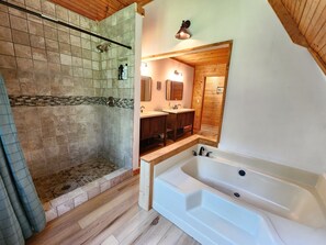 Shower, towels - Geodome Getaway | Hot Tub + Pet Friendly (Rockford)