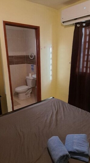 Shower - c. Juan Bosch 15m to the beach
 (Santo Domingo)