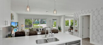 Beachside Haven with Pool & BBQ. 6 min to Beach