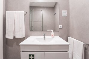 シャワー、ヘアドライヤー、タオル、石鹸