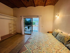5 bedrooms, iron/ironing board, WiFi, bed sheets