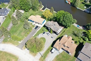 Exterior - Brechin. Waterfront Cottage 4 BD in Brechin (Ramara)