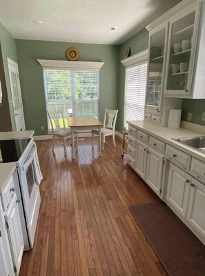 Fridge, microwave, oven, stovetop - Route 66 Home (Carthage)