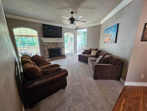 Smart TV, fireplace