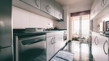 Køleskab, mikrobølgeovn, ovn, kogeplade