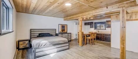 3 bedrooms, desk, free WiFi, bed sheets