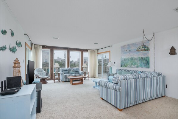 Fernseher, DVD-Player, Bücher, Stereoanlage