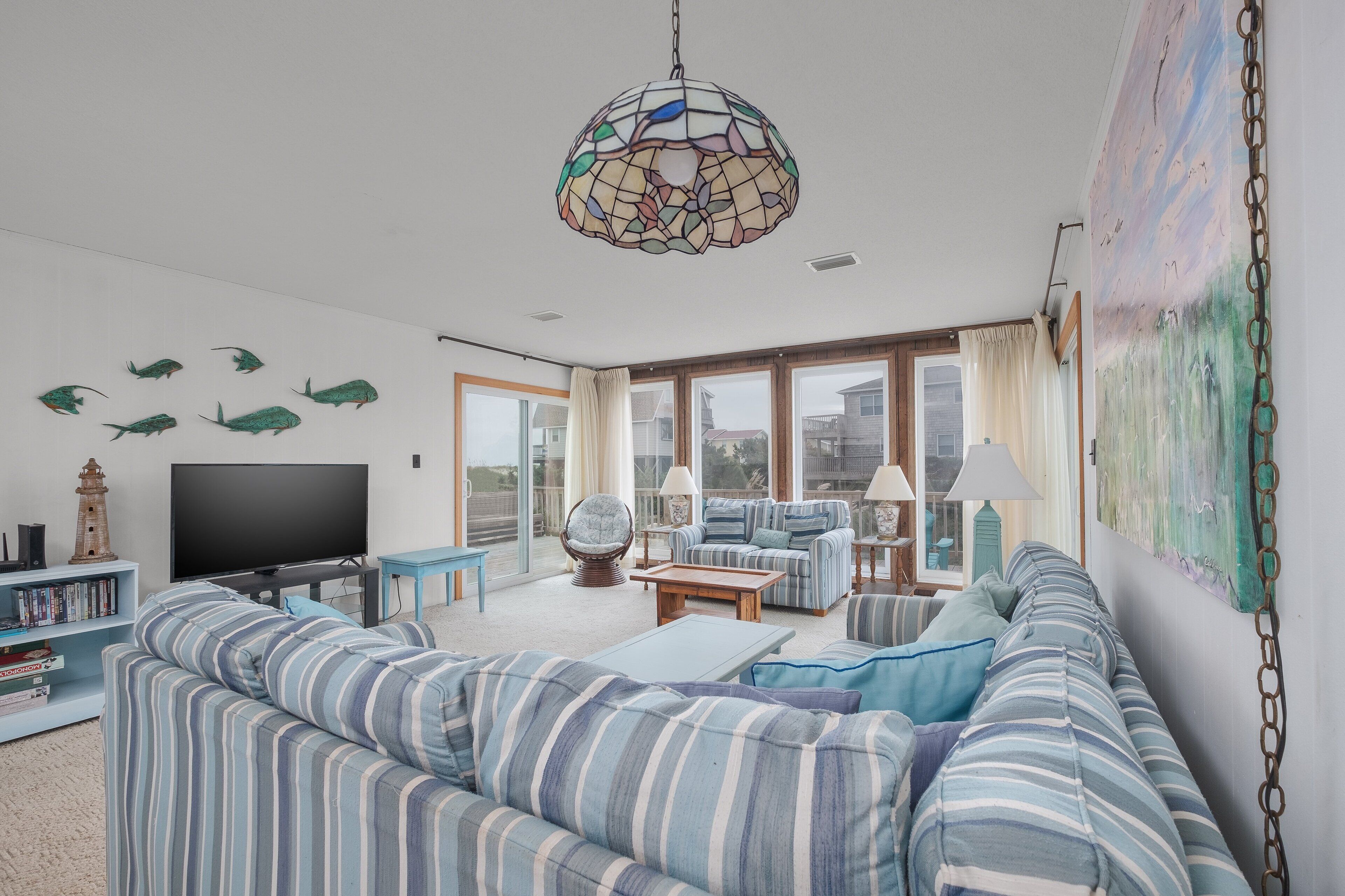 TV, DVD-spiller, bøker og stereoanlegg