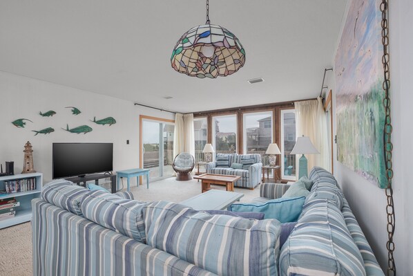 Fernseher, DVD-Player, Bücher, Stereoanlage